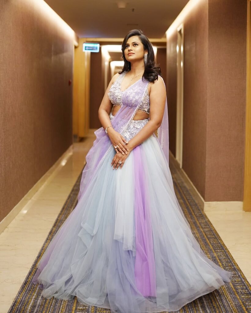 Ramya Pandian: ஊதா ஊதா ஊதா பூ.. ஊதாவில் உறைய வைக்கும் நடிகை ரம்யா பாண்டியன்!