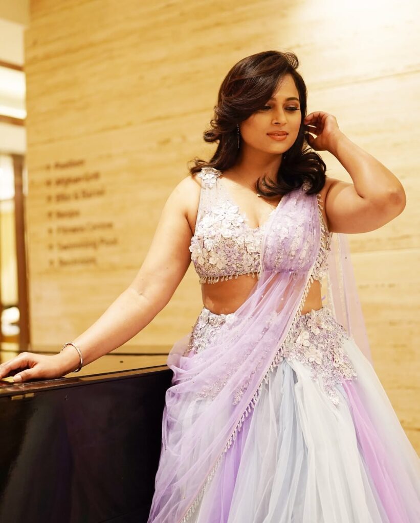 Ramya Pandian: ஊதா ஊதா ஊதா பூ.. ஊதாவில் உறைய வைக்கும் நடிகை ரம்யா பாண்டியன்!