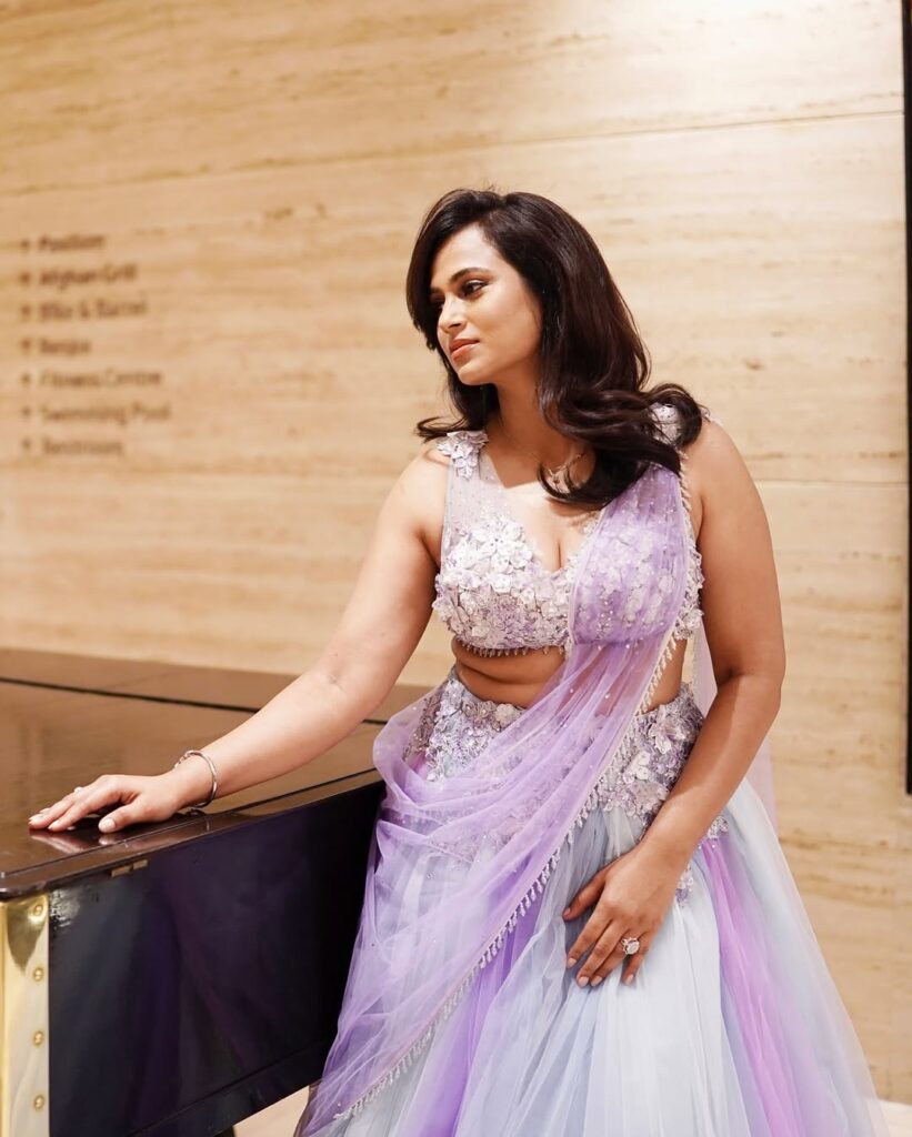 Ramya Pandian: ஊதா ஊதா ஊதா பூ.. ஊதாவில் உறைய வைக்கும் நடிகை ரம்யா பாண்டியன்!