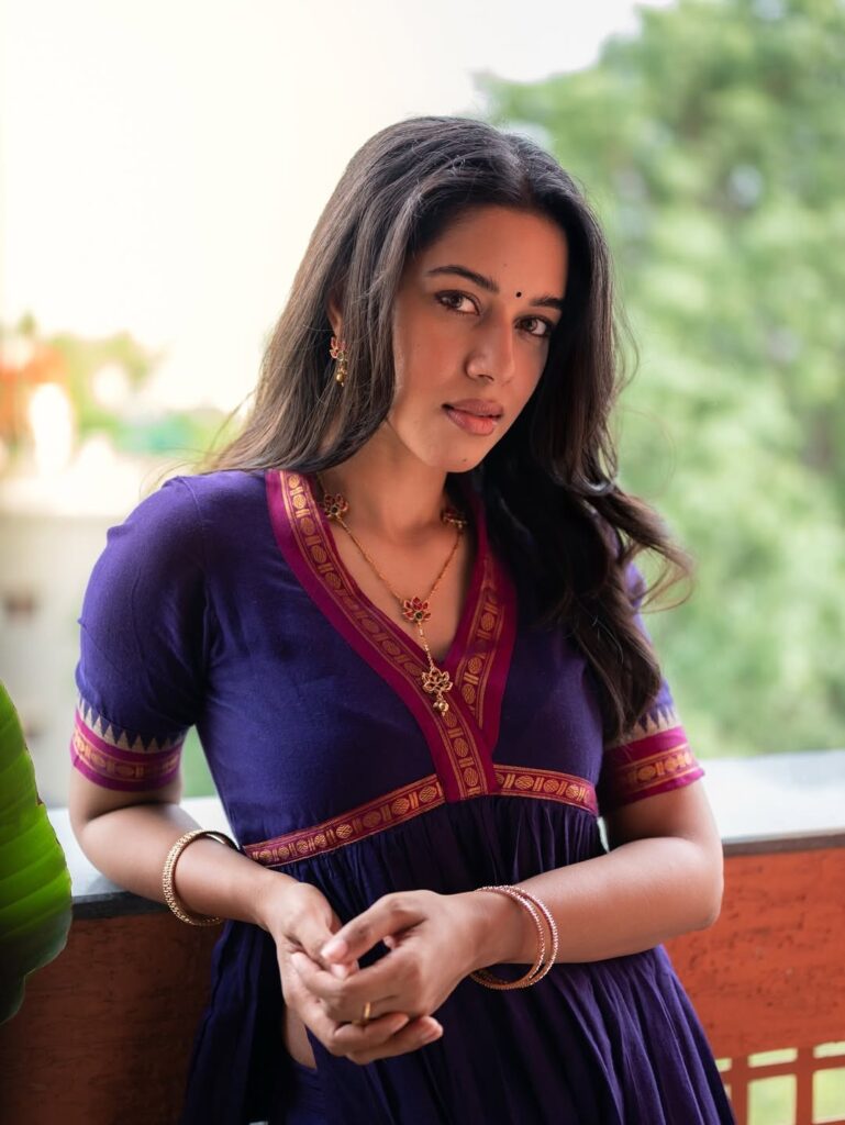 ஹோம்லி லுக்கில் நடிகை மிர்னாலினி ரவி..