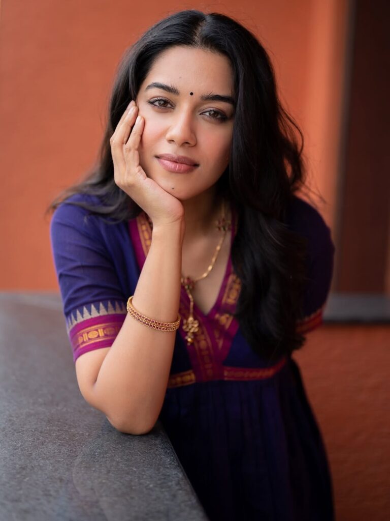 ஹோம்லி லுக்கில் நடிகை மிர்னாலினி ரவி..