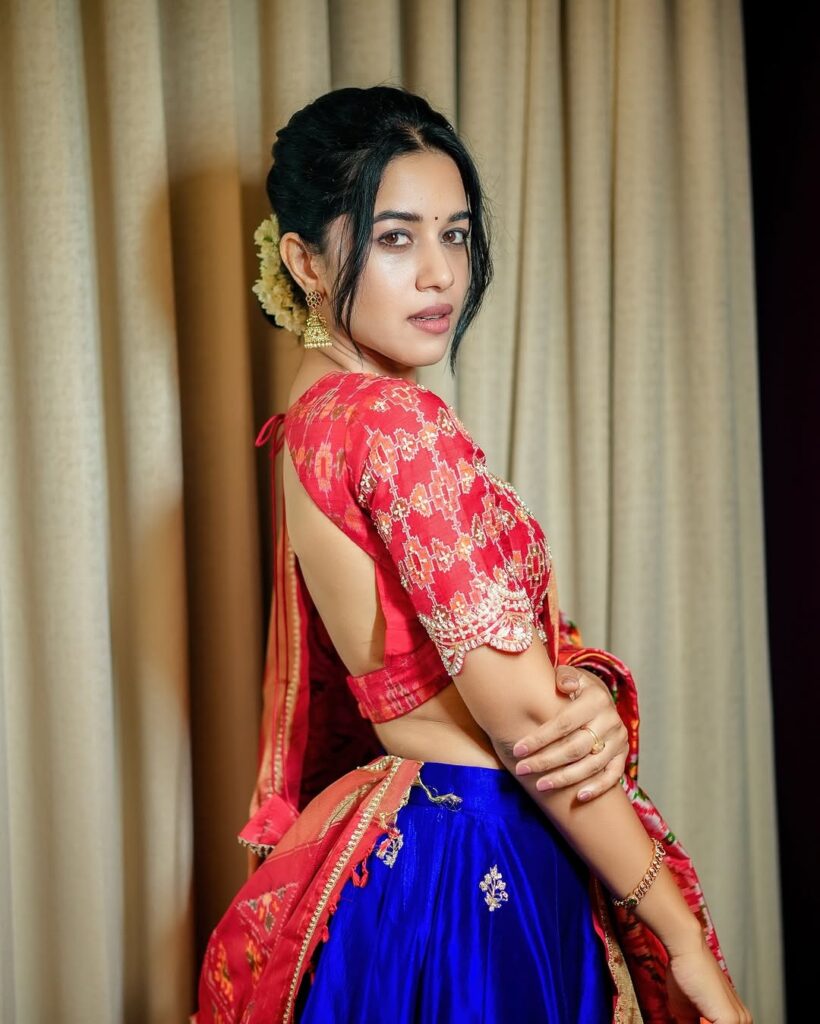 ஹோம்லி லுக்கில் நடிகை மிர்னாலினி ரவி..