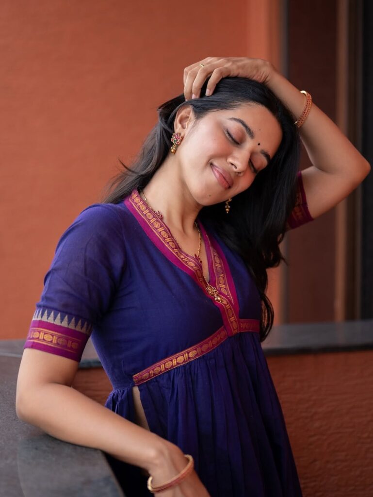 ஹோம்லி லுக்கில் நடிகை மிர்னாலினி ரவி..